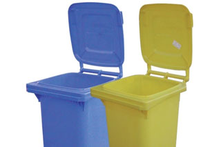 Fotografija žutih i plavih spremnika za otpad