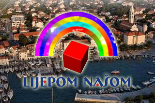 Ilustrativni logo emisije Lijepa naša prikazan preko slike Grada Supetra
