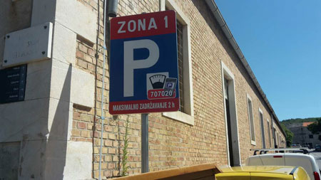Saobraćajni znak za oznaku parkirališta u gradu Supetru