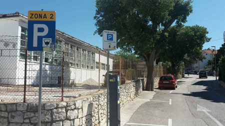 Saobraćajni znak za oznaku parkirališta u gradu Supetru