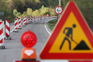 Slika radova na cesti s prometnim znakom upozorenja na radove