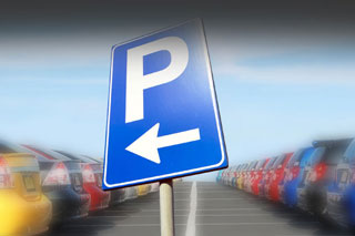 Ilustrativna slika oznake za parkiralište postavljenja preko slike parkiranih automobila
